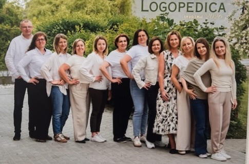 Zespół Logopedica przed budynkiem placówki